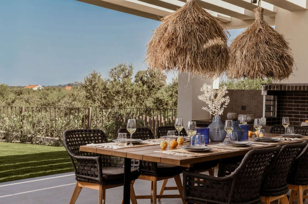 Outdoor settings, ideal for relaxed al fresco dining.