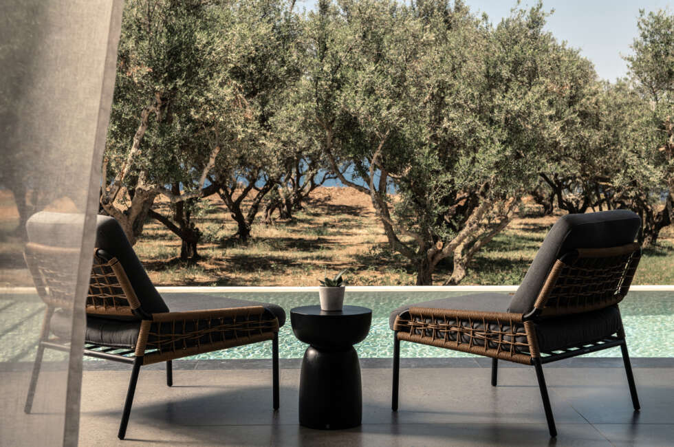 Spend evenings around the pool, reminiscing about the day´s events.