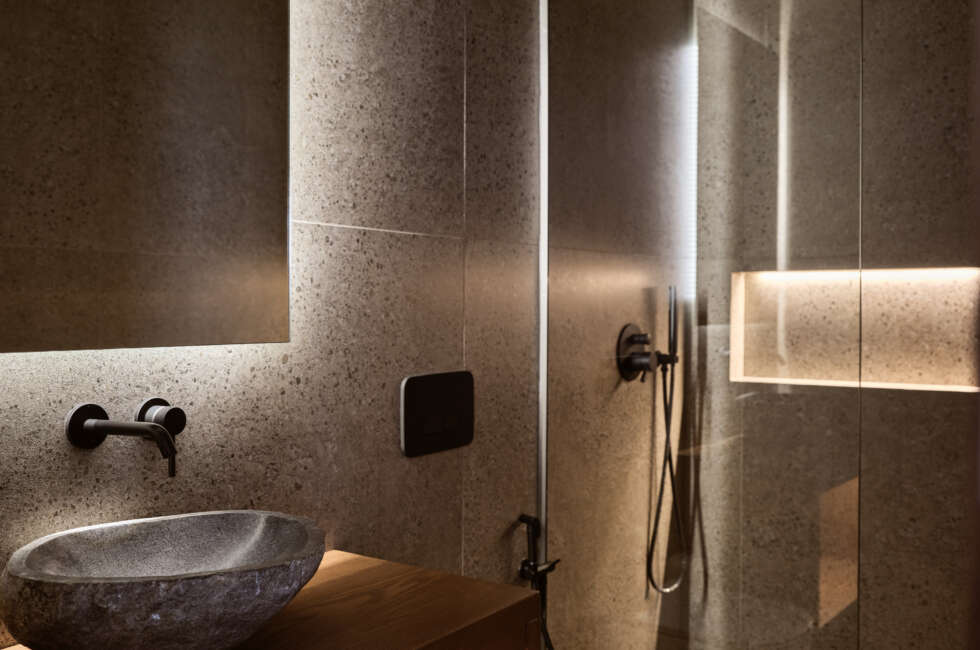 En-suite bathroom details.