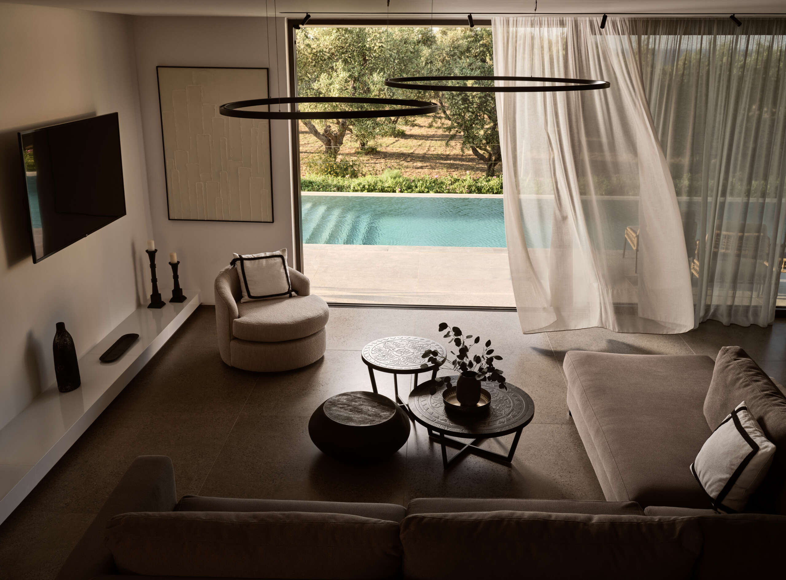 Meticulous living-cum design, featuring a fireplace, a Smart TV & direct access to the pool. Meticulous living-cum design, featuring a fireplace, a Smart TV & direct access to the pool.